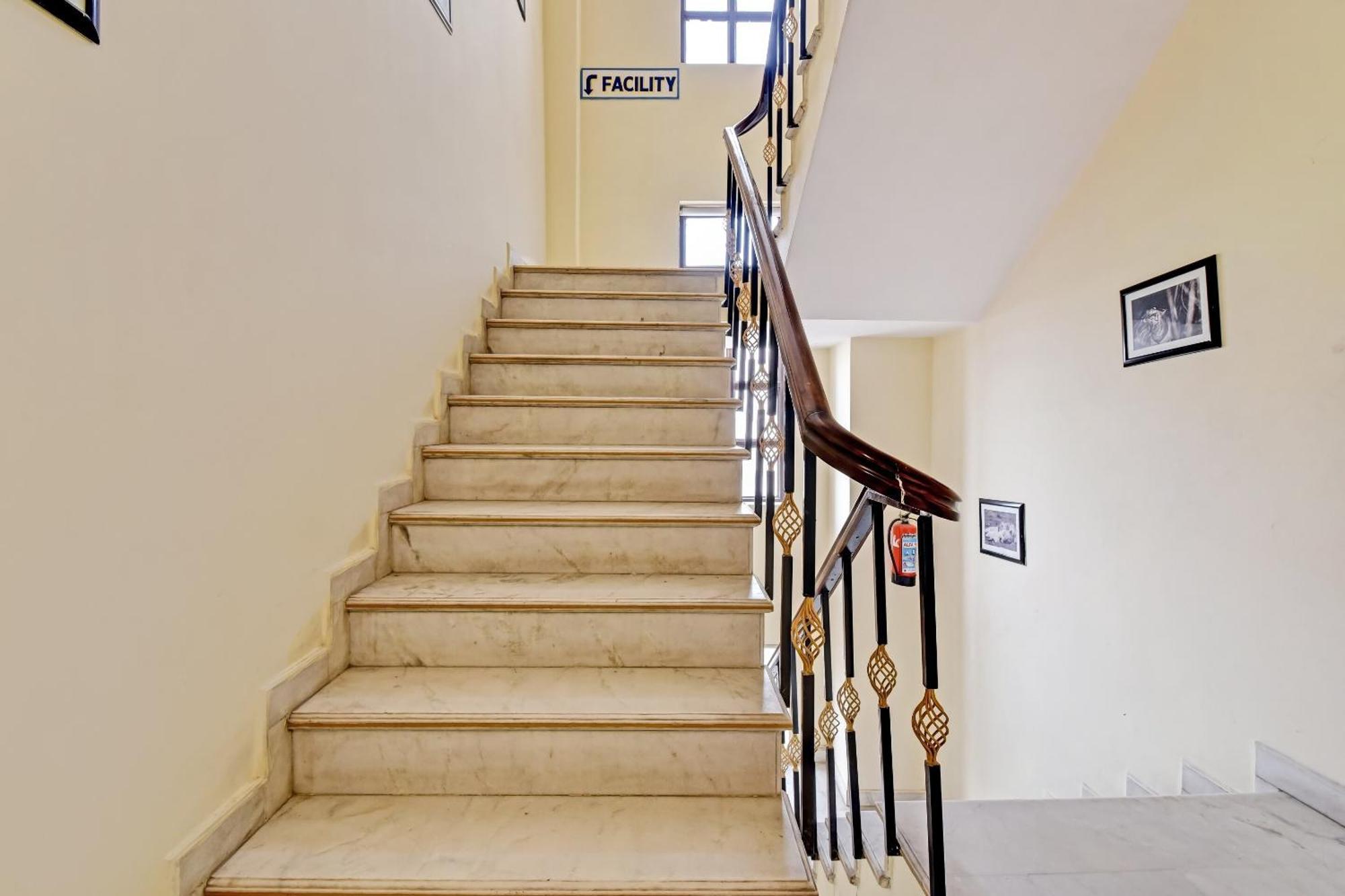 Collection O Hotel Four Boutique Kukas Extérieur photo