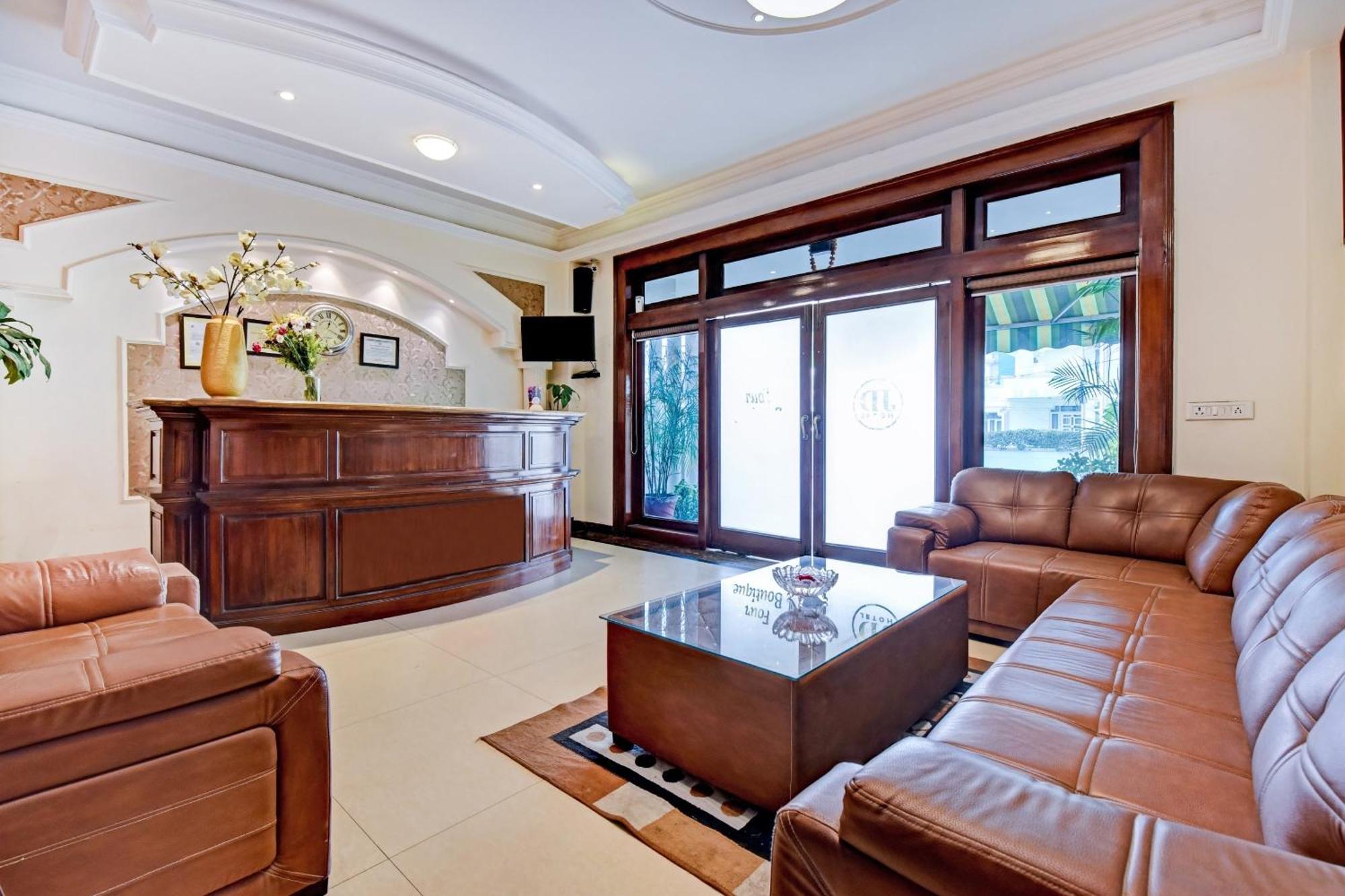 Collection O Hotel Four Boutique Kukas Extérieur photo